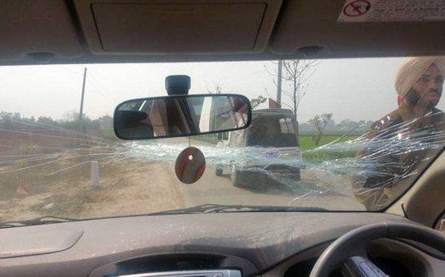 Arvind Kejriwal's car attacked