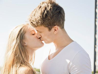 why we kiss with our eyes closed
