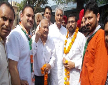 सुरिन्द्र वर्मा समर्थकों सहित कांग्रेस में हुए शामिल