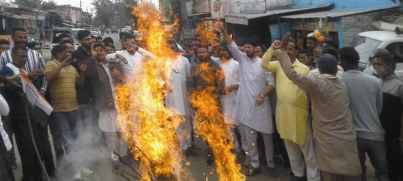 congress-workers-burn-effigy